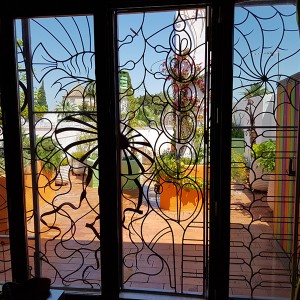 Diseño e instalación de jardín ecológico. Terraza en naranja, morado y verde, C/Gerona de Sevilla